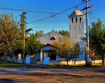 El pueblo en medio del campo con construcciones antiguas y mucha paz