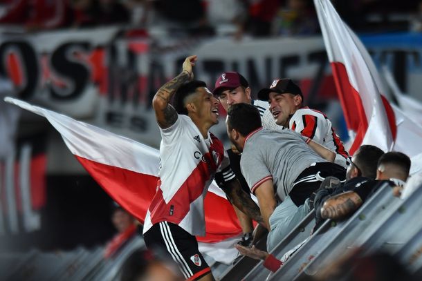 El festejo de Enzo Pérez abrazado con los hinchas de River en la tribuna