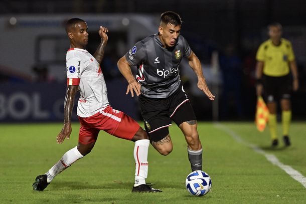 Estudiantes empató con Bragantino y comparte la punta de su grupo