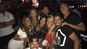 Messi y su mujer, de fiesta en Ibiza. Messi y su mujer, de fiesta en Ibiza.