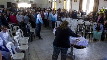 Miles se acercaron a despedir los restos del cura Viroche Miles se acercaron a despedir los restos del cura Viroche