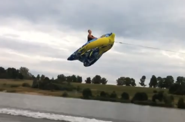 VIDEO: Una extraña manera de divertirse en el agua