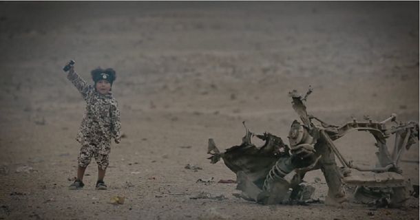 Terrible video del ISIS: un nene yihadista ejecuta a cuatro rehenes