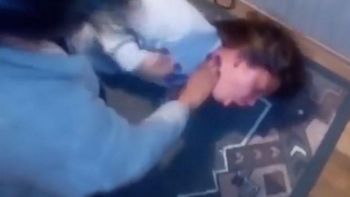 video: madre exorciza a su hija de 11 anos para sacarle los siete demonios video: madre exorciza a su hija de 11 anos para sacarle los siete demonios