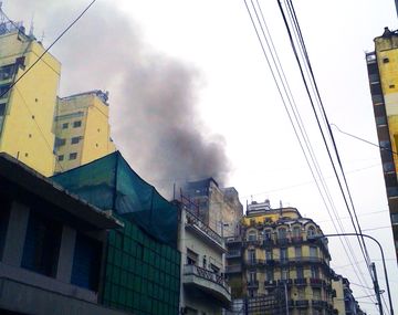 Se incendia un departamento en Corrientes y Junín