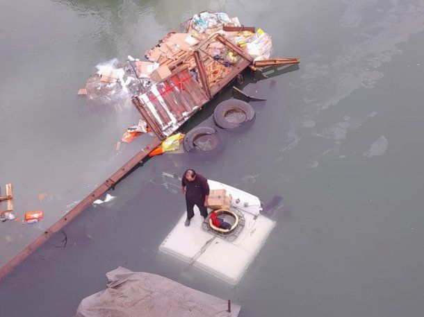 Video: quiso evitar un choque y cayó con el camión al río