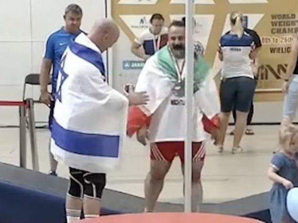 Irán suspendió de por vida a un deportista por darle la mano a un israelí