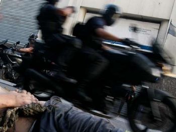 Policía atropelló a indigente durante la represión en el Congreso.