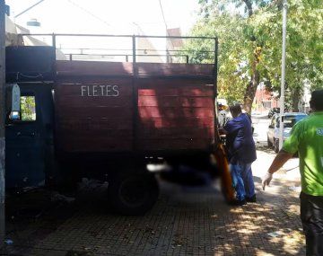 Video: se descompensó mientras manejaba un flete y murió al incrustarse en una casa