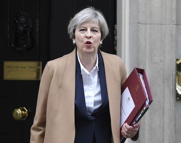 Theresa May con la carta