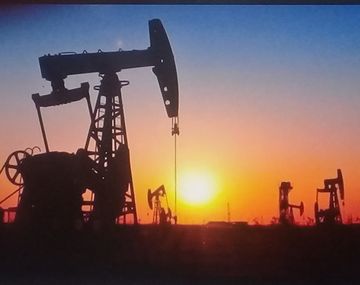 Vuelve el barril criollo a u$s45 para evitar  10.000 despidos