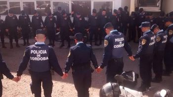 la foto de policias rezando antes de salir a patrullar que se viralizo en las redes la foto de policias rezando antes de salir a patrullar que se viralizo en las redes