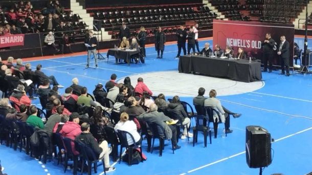 Asamblea caliente en Newells: los socios rechazaron el presupuesto y no se pudo tratar la compra de terrenos