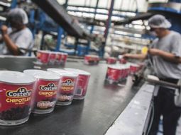 Empleados de alimenticia se fotografían orinando ajíes que iban a ser enlatados