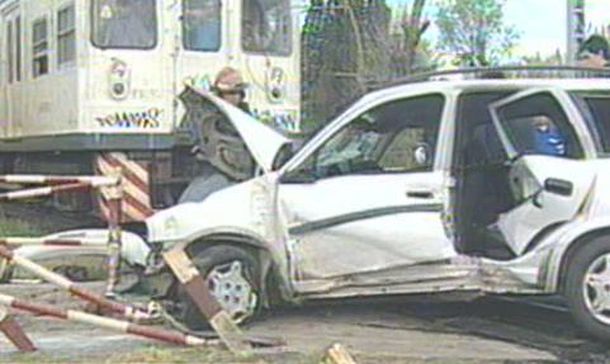 Auto chocado tren jose marmol