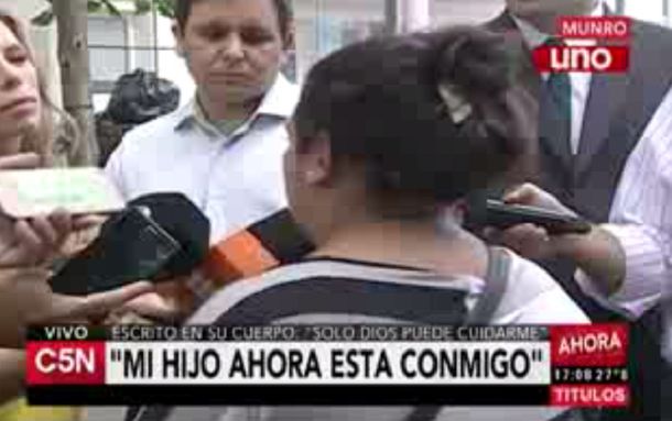Habló la madre del niño hallado en un jardín: Hubo un malentendido