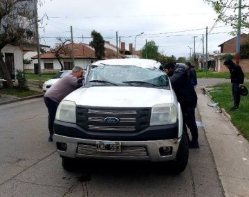 El conductor de la camioneta logró salir por una ventana del vehículo