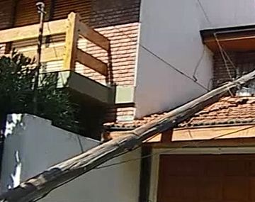 Tuvo cinco días un poste caído sobre su casa