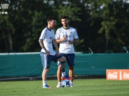 Messi y Agüero, durante el entrenamiento de la Selección Messi y Agüero, durante el entrenamiento de la Selección