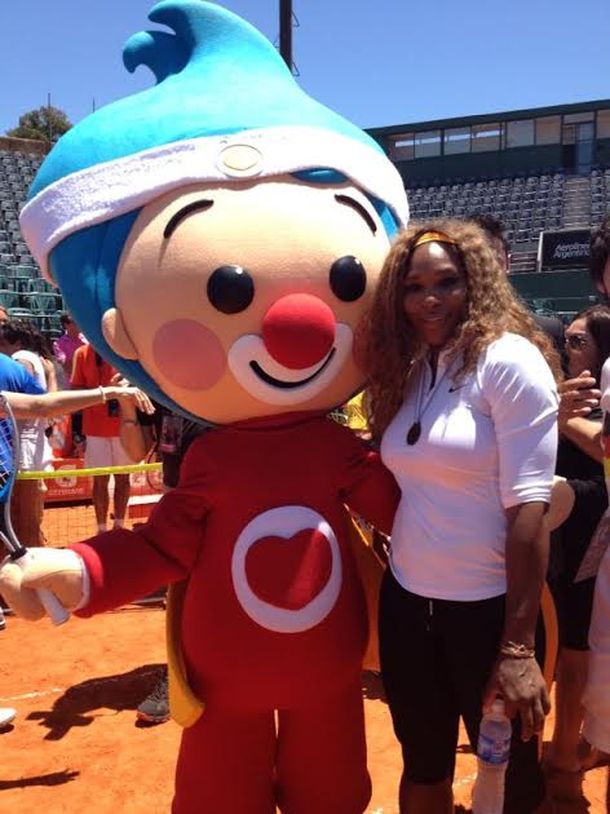 Las hermanas Serena y Venus Williams, junto a Plim Plim