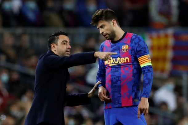 Barcelona: Xavi echa a Piqué