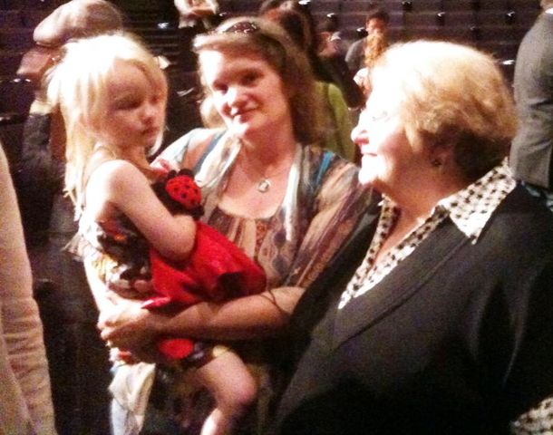 Acusan a un pediatra mediático de torturar a su hija