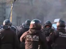 Incidentes en Plaza de Mayo mientras fans de Indio Solari despedían al músico. Incidentes en Plaza de Mayo mientras fans de Indio Solari despedían al músico.