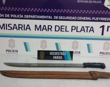 Golpeó a una mujer en plena calle y la amenazó con machete