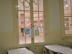 Una escuela porteña emblemática, en la ruina y con el patio clausurado