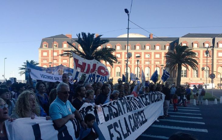 Marcha contra Etchecolatz en Mar del Plata - Crédito:&nbsp; @ines_arrondo