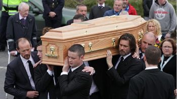 las fotos de jim carrey en el entierro de su ex novia las fotos de jim carrey en el entierro de su ex novia