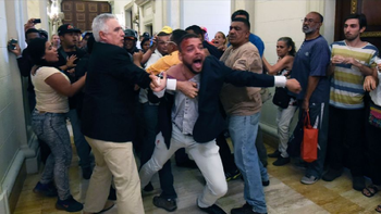 Grupos chavistas invadieron este domingo el Parlamento, ante las acusaciones contra Maduro Grupos chavistas invadieron este domingo el Parlamento, ante las acusaciones contra Maduro