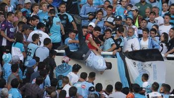 Así tiraron a Emanuel Balbo desde la tribuna de Belgrano Así tiraron a Emanuel Balbo desde la tribuna de Belgrano
