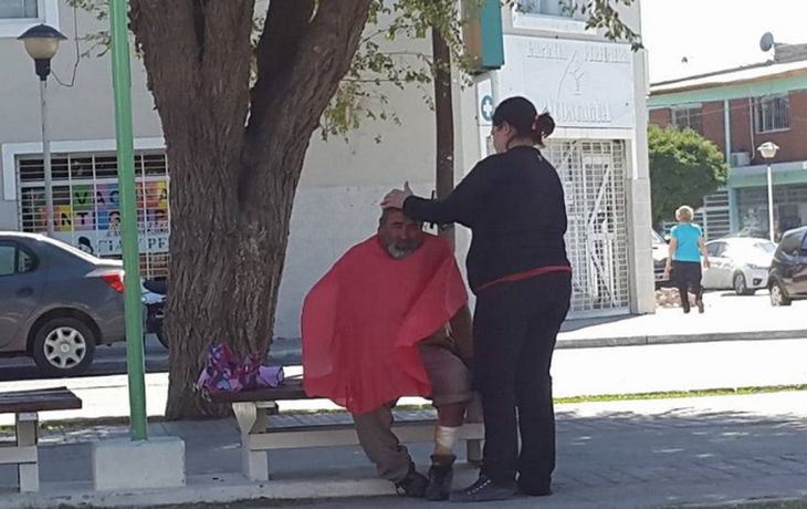 La peluquera que sale a cortarle el pelo a los indigentes de neuquen