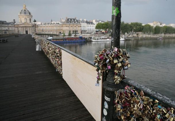 Demasiado amor: el Pont Des Arts cedió por el peso de los candados de los enamorados