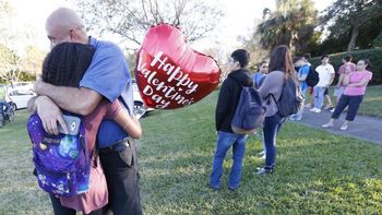 al menos 17 muertos en un tiroteo en una escuela de florida: el atacante fue detenido al menos 17 muertos en un tiroteo en una escuela de florida: el atacante fue detenido