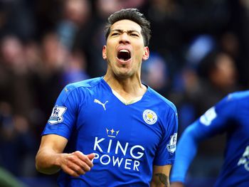 Leicester ganó con un gol de Ulloa sobre la hora y sigue puntero de la Premier