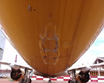 Así quedó el avión de Flybondi que chocó su cola con la pista y no pudo despegar