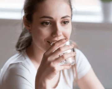 Tomar agua de la canilla y las recomendaciones de los especialistas