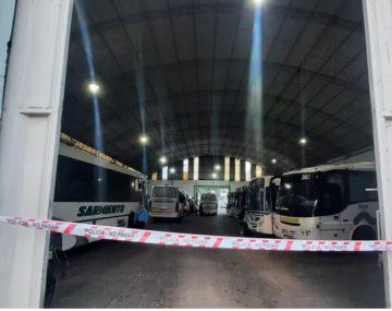 Un chofer aplastó y mató con un colectivo a un empleado de limpieza en una terminal