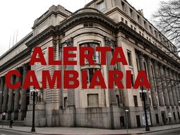 Alerta cambiaria: obligarán a los bancos a advertir sobre los riesgos de ahorrar en dólares Alerta cambiaria: obligarán a los bancos a advertir sobre los riesgos de ahorrar en dólares