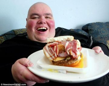 Un hombre quiso ser el más gordo del mundo y ahora pelea por su vida