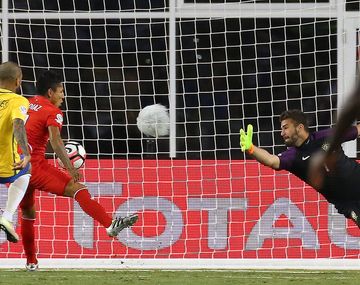 Con un polémico gol