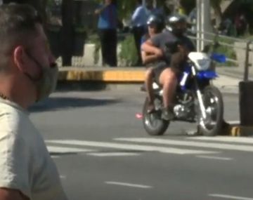 El hombre empujó al periodista en plena trasmisión