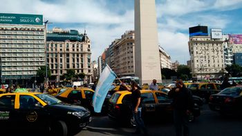 piquete de taxistas en el obelisco: reclaman el bloqueo de uber piquete de taxistas en el obelisco: reclaman el bloqueo de uber