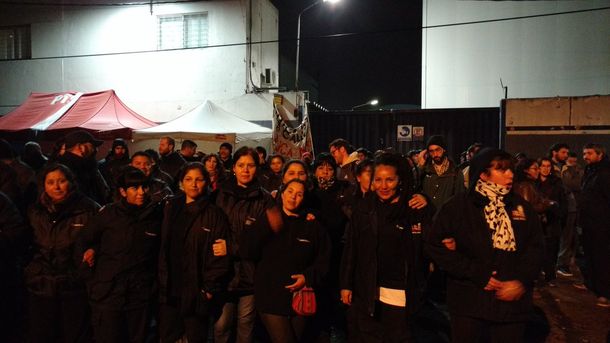 Trabajadoras de Pepsico frente a la planta