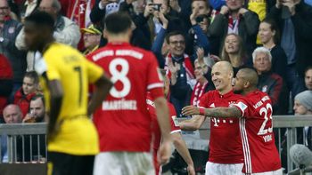 El abrazo del holandés con el chileno Arturo Vidal El abrazo del holandés con el chileno Arturo Vidal