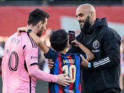 Messi, junto a un fan y su guardaespaldas.