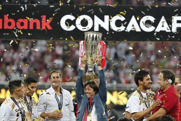 Almeyda celebrando la Concachampions