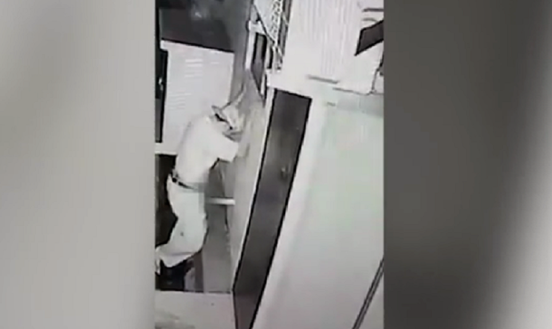 VIDEO: Un hombre tiene relaciones sexuales con una cañería